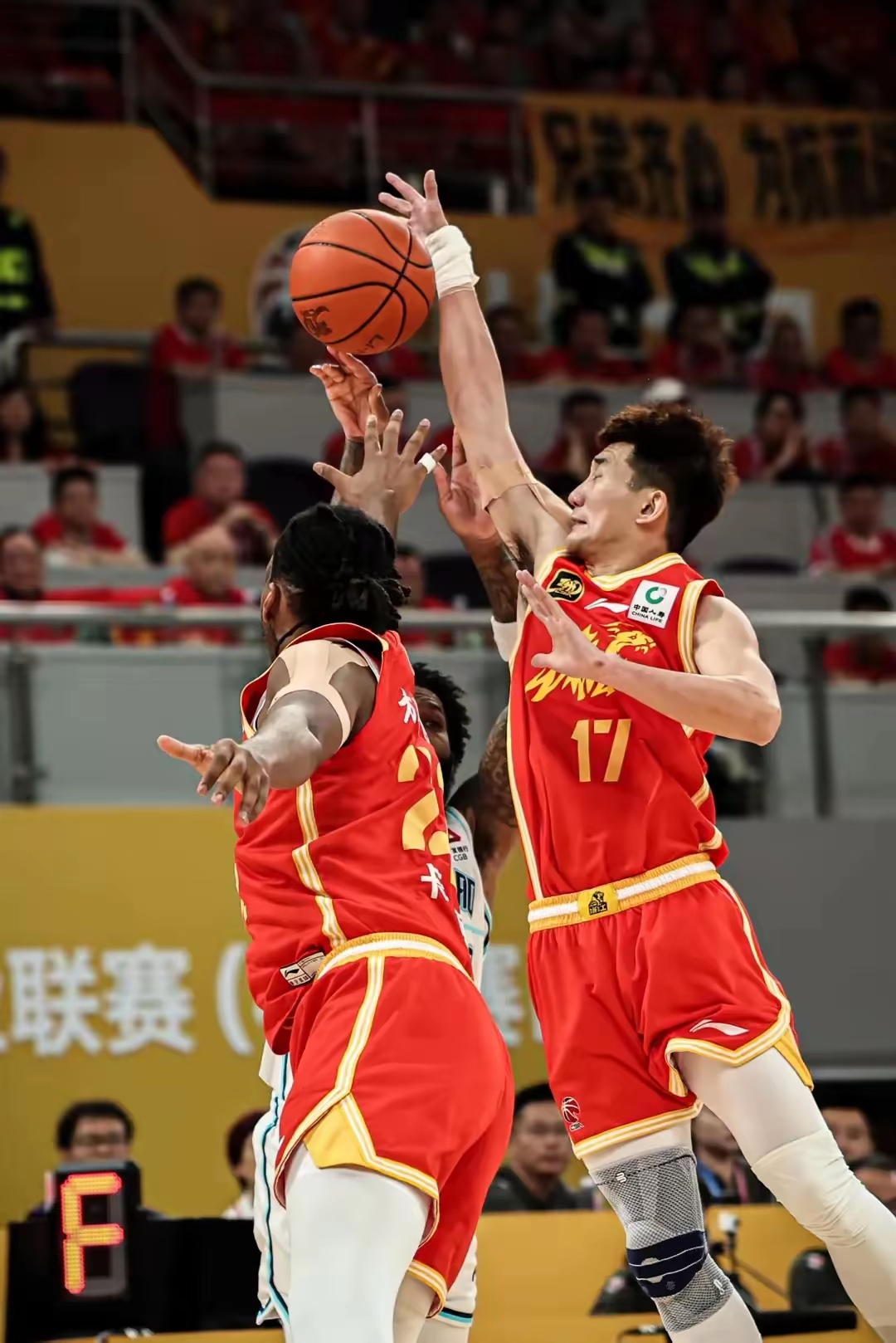qy球友会广厦男篮训练开放日，今晚防线松动引欢呼，NBA季后赛在即，阵容厚度经受考验的简单介绍